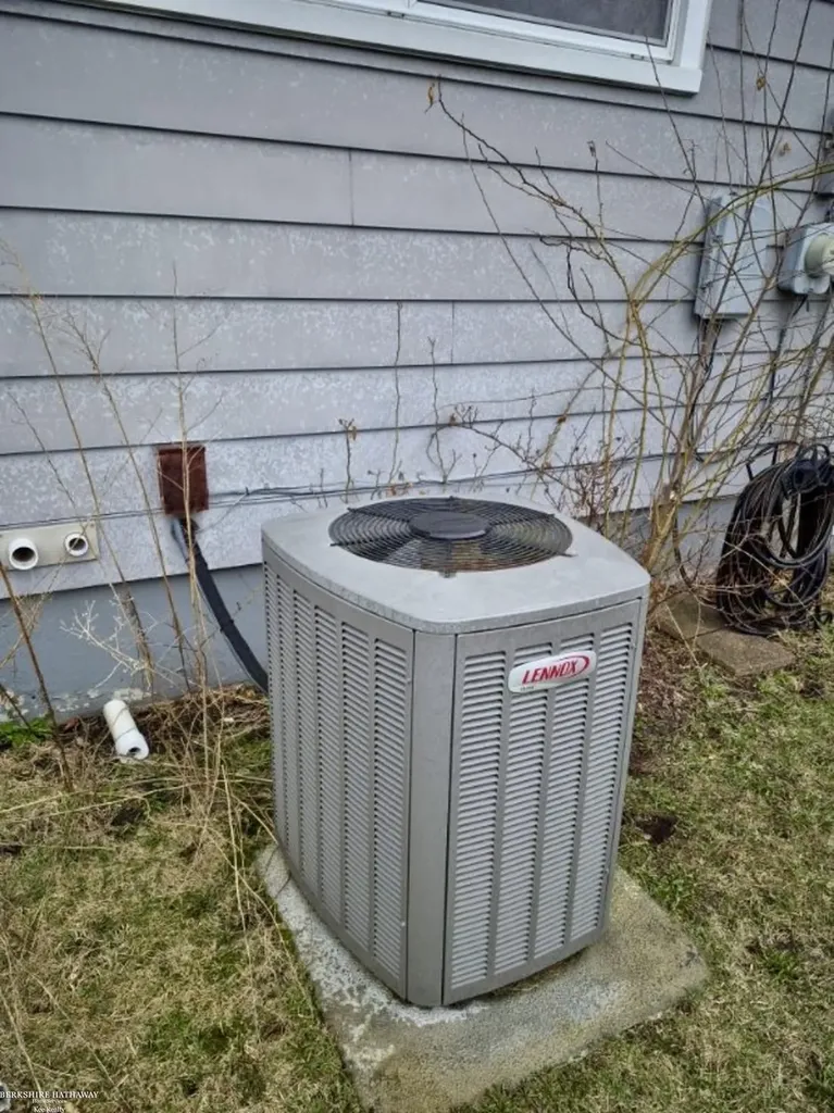 29561 Rosemont Street Roseville City MI 48066