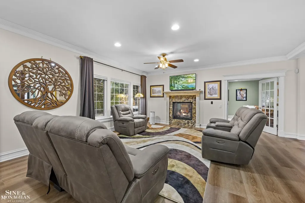 680 Pear Tree Lane Grosse Pointe Woods City MI 48236