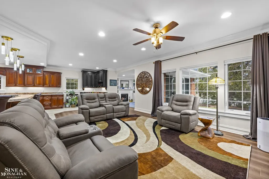 680 Pear Tree Lane Grosse Pointe Woods City MI 48236