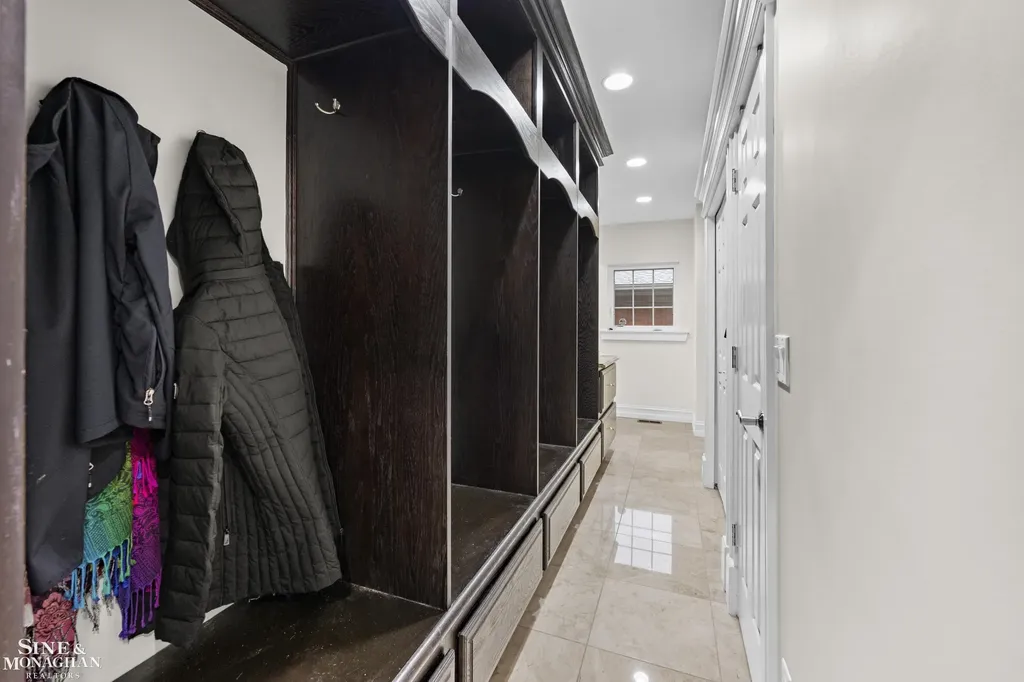 680 Pear Tree Lane Grosse Pointe Woods City MI 48236