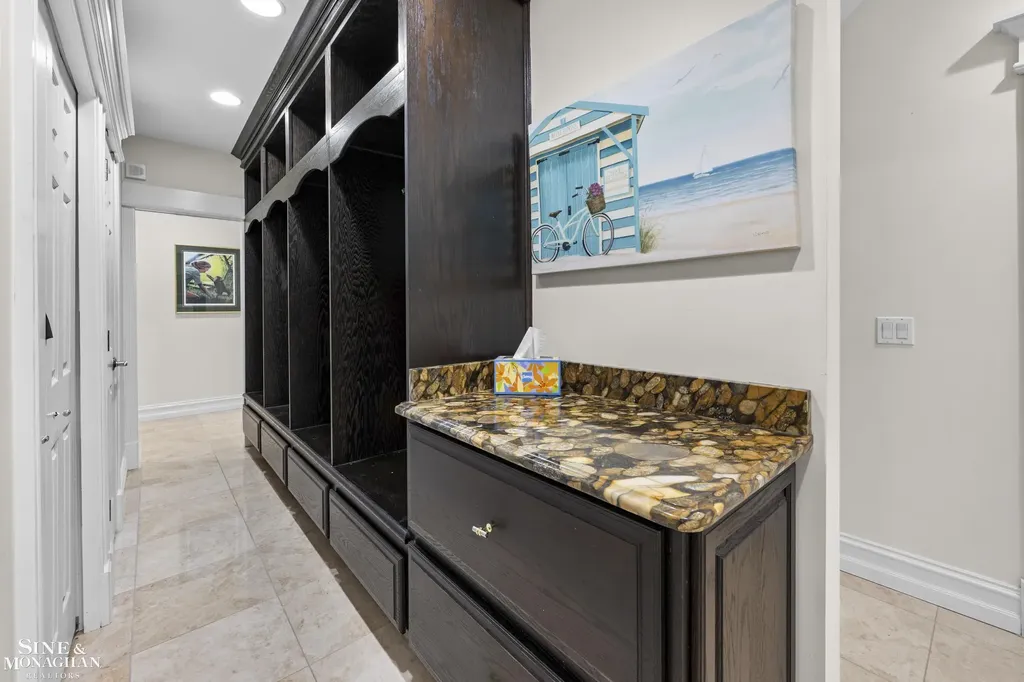 680 Pear Tree Lane Grosse Pointe Woods City MI 48236