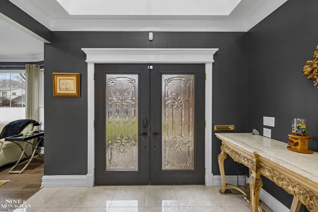 680 Pear Tree Lane Grosse Pointe Woods City MI 48236