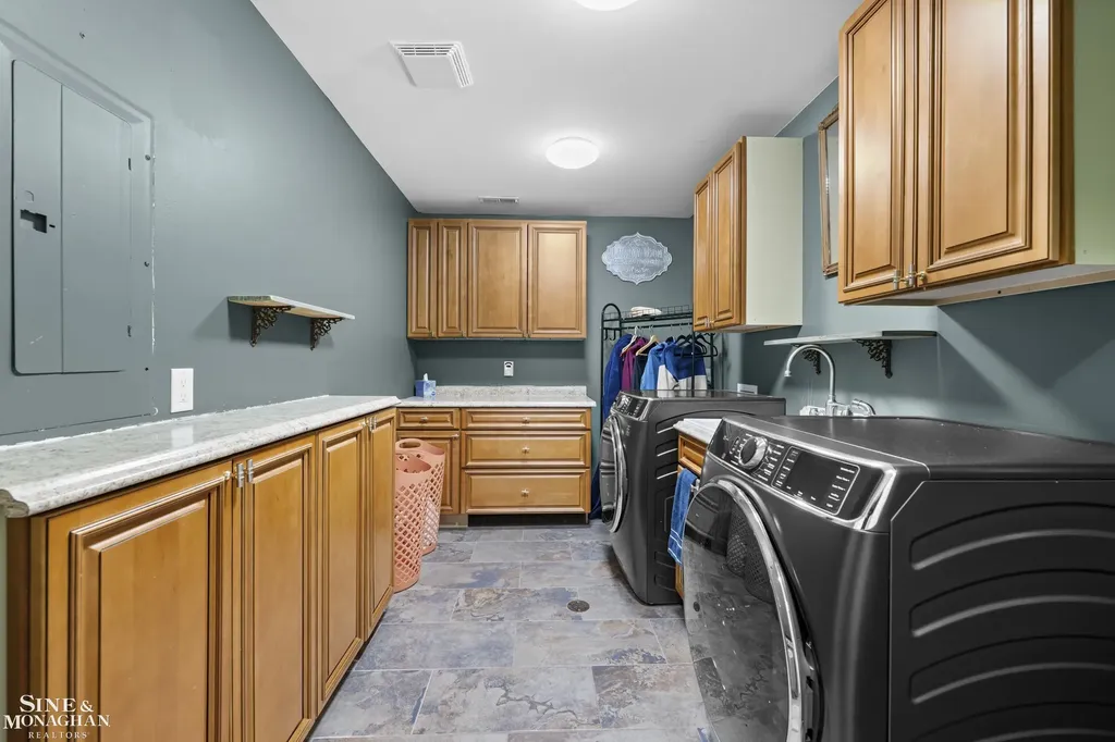 680 Pear Tree Lane Grosse Pointe Woods City MI 48236