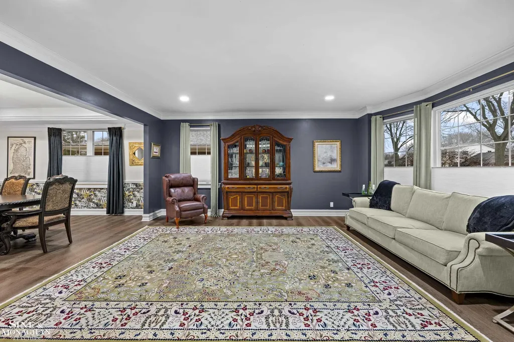 680 Pear Tree Lane Grosse Pointe Woods City MI 48236