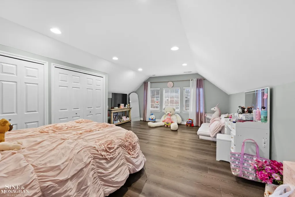 680 Pear Tree Lane Grosse Pointe Woods City MI 48236