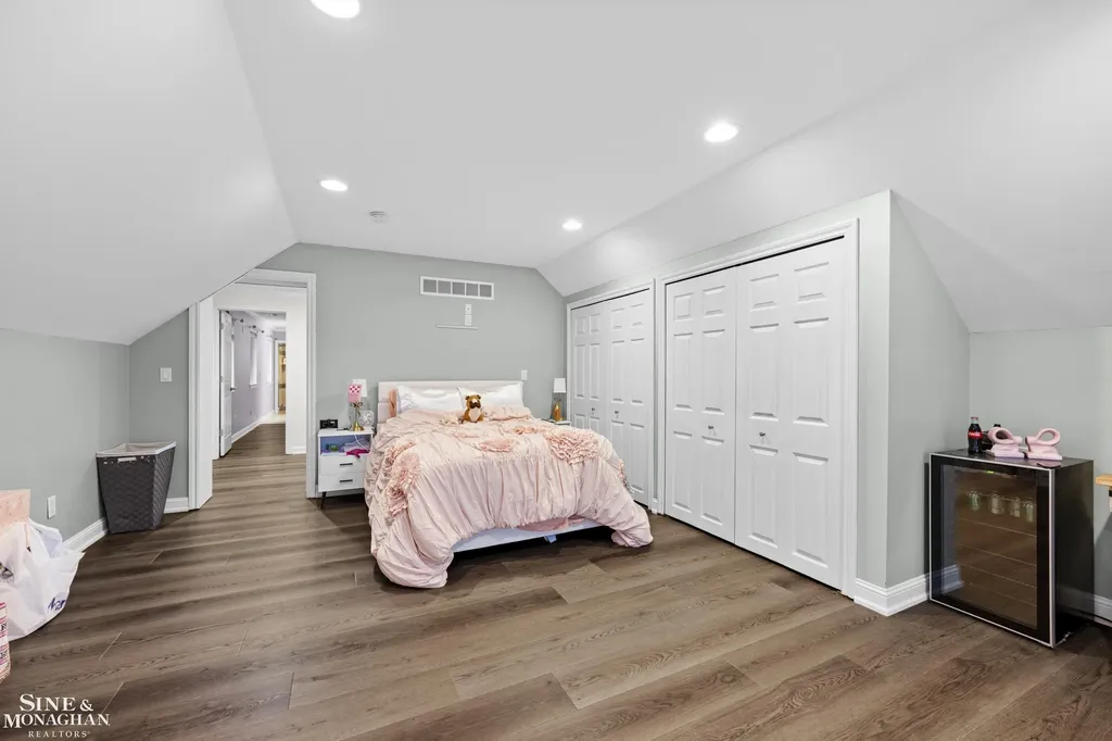 680 Pear Tree Lane Grosse Pointe Woods City MI 48236