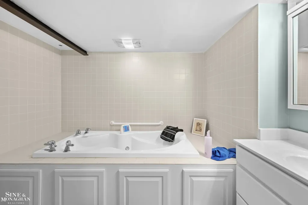 680 Pear Tree Lane Grosse Pointe Woods City MI 48236