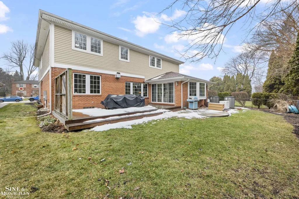 680 Pear Tree Lane Grosse Pointe Woods City MI 48236