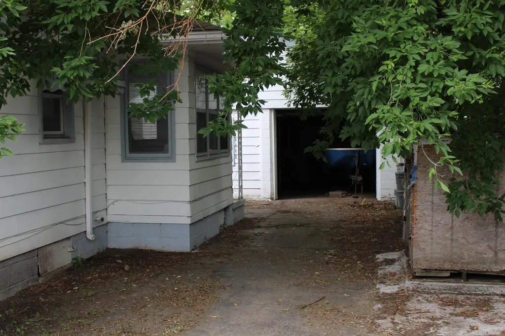 8436 Lozier Avenue Warren City MI 48089