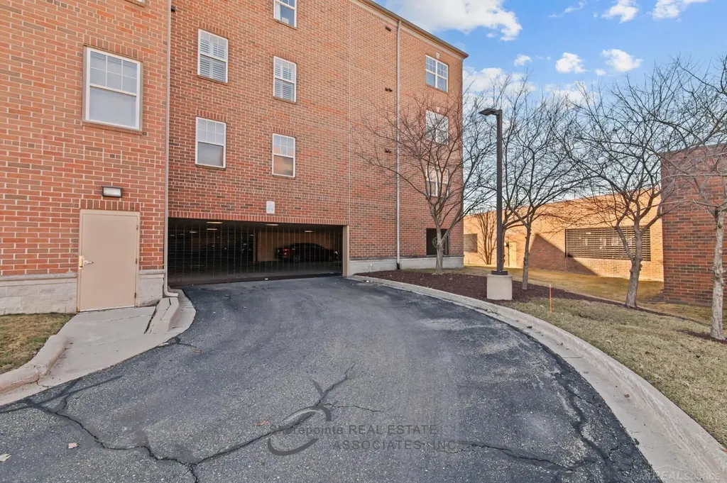 2116 Country Club Drive St. Clair Shores City MI 48082
