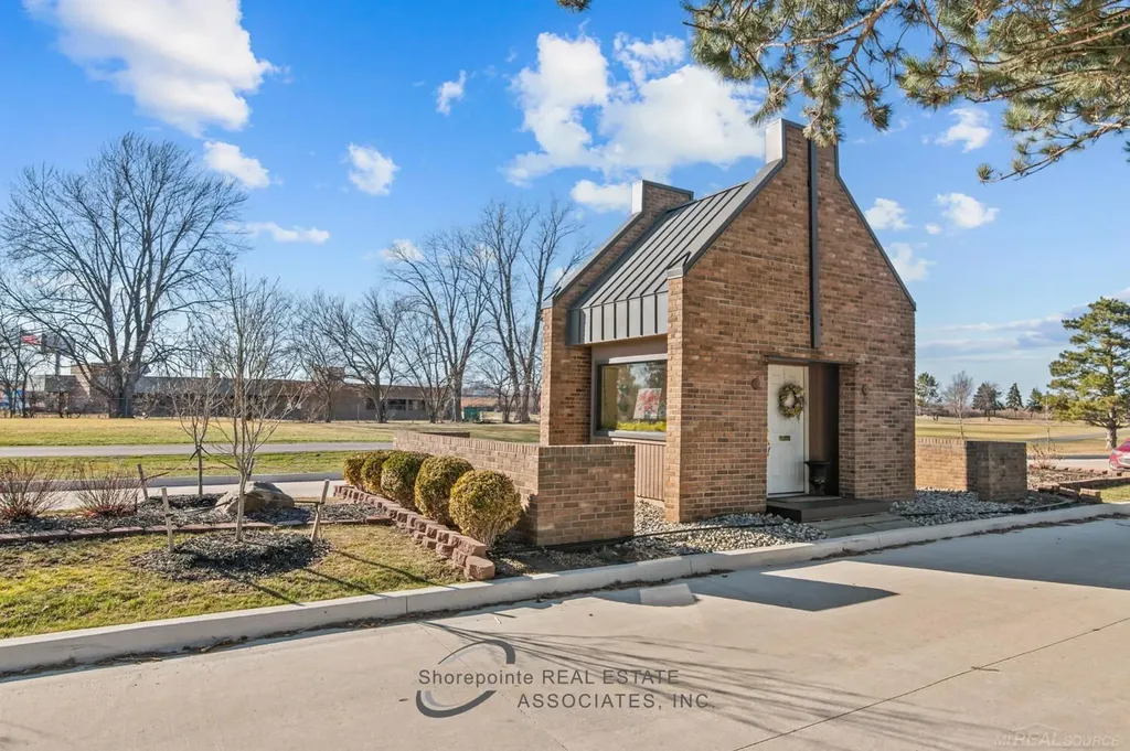 2116 Country Club Drive St. Clair Shores City MI 48082