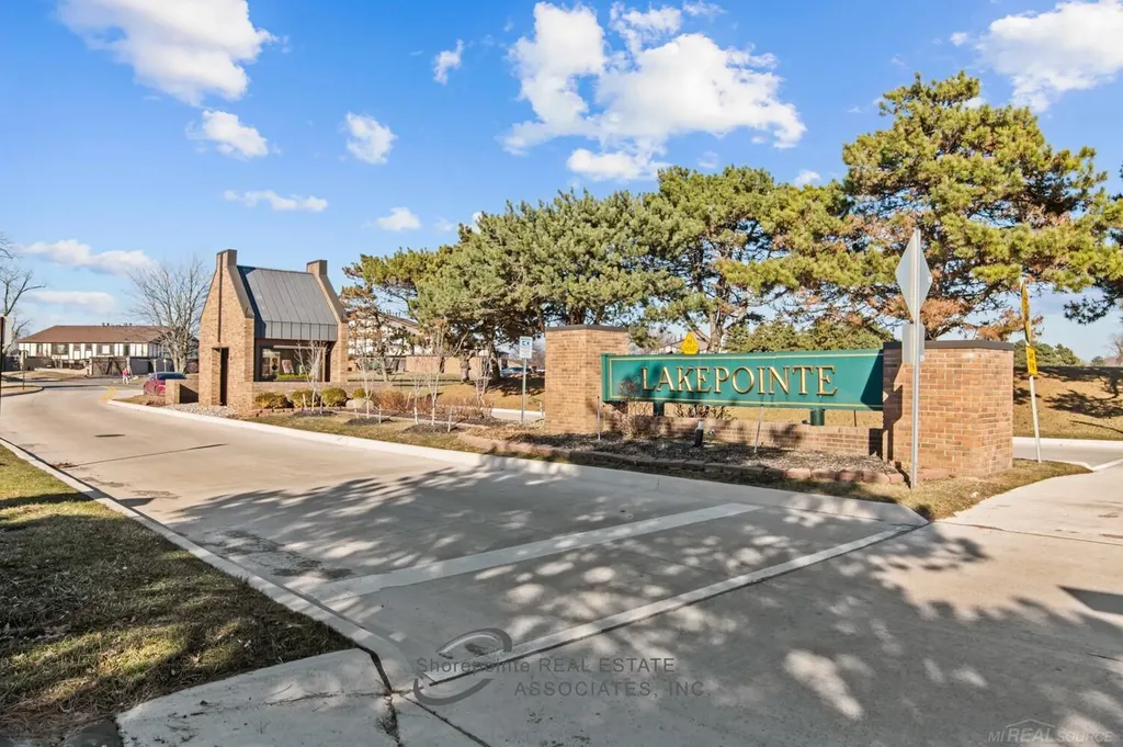 2116 Country Club Drive St. Clair Shores City MI 48082