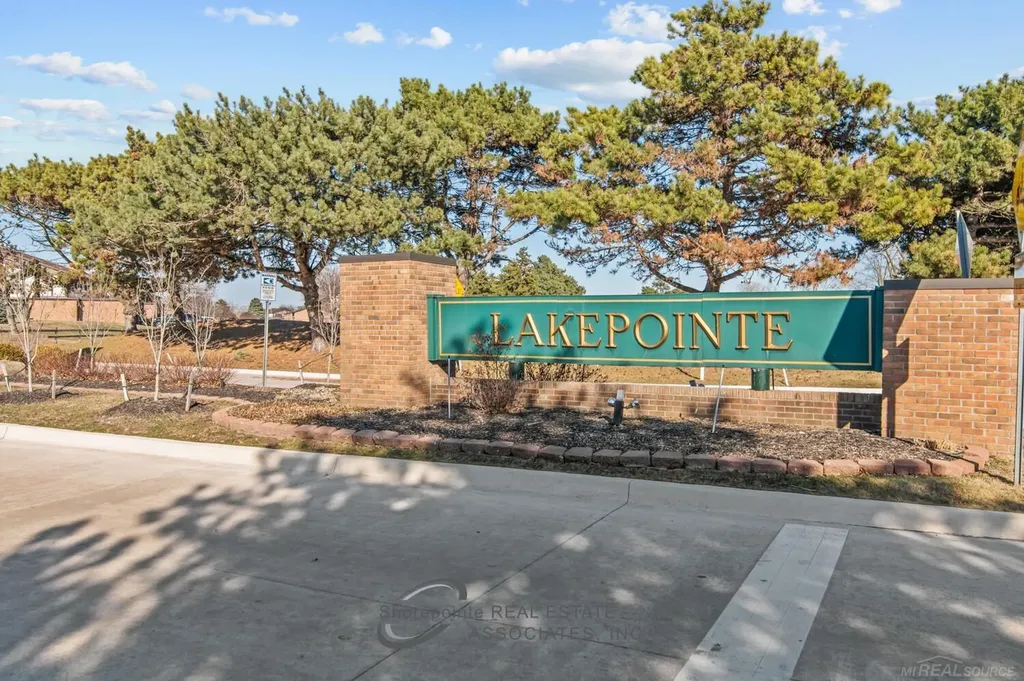 2116 Country Club Drive St. Clair Shores City MI 48082