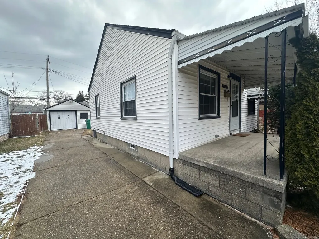 22046 Cushing Avenue Eastpointe City MI 48021