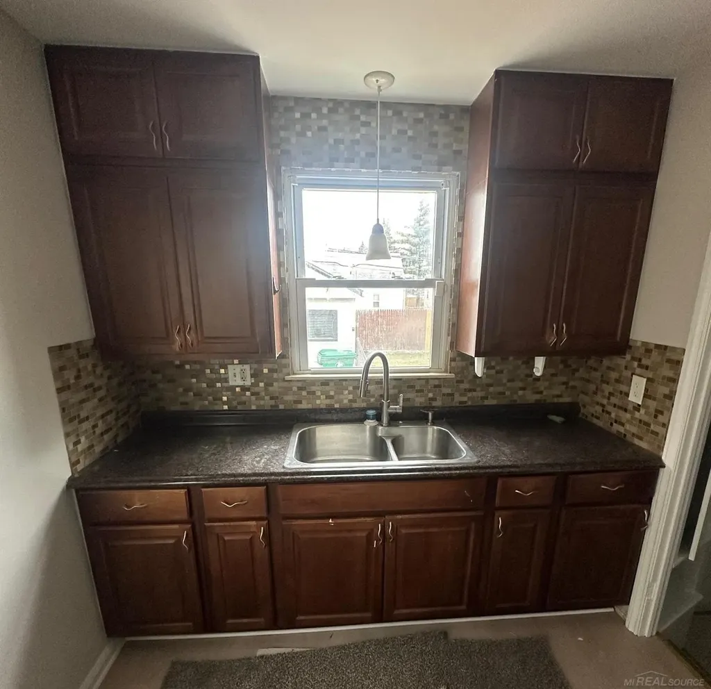 22046 Cushing Avenue Eastpointe City MI 48021