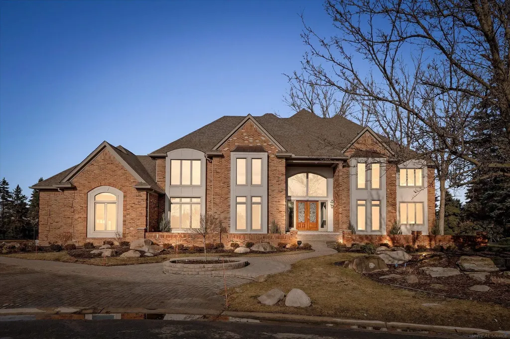 19790 Westchester Drive Clinton Charter Township MI 48038