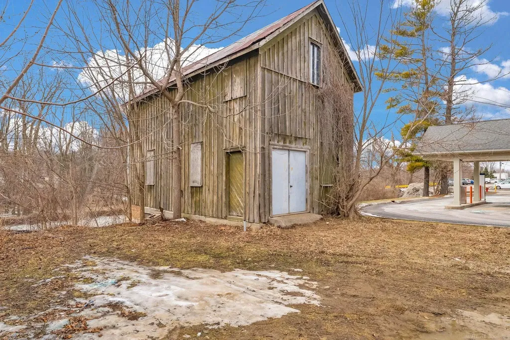 33 N Howard Street Croswell City MI 48422