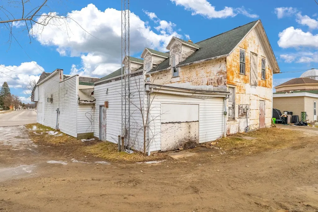 33 N Howard Street Croswell City MI 48422