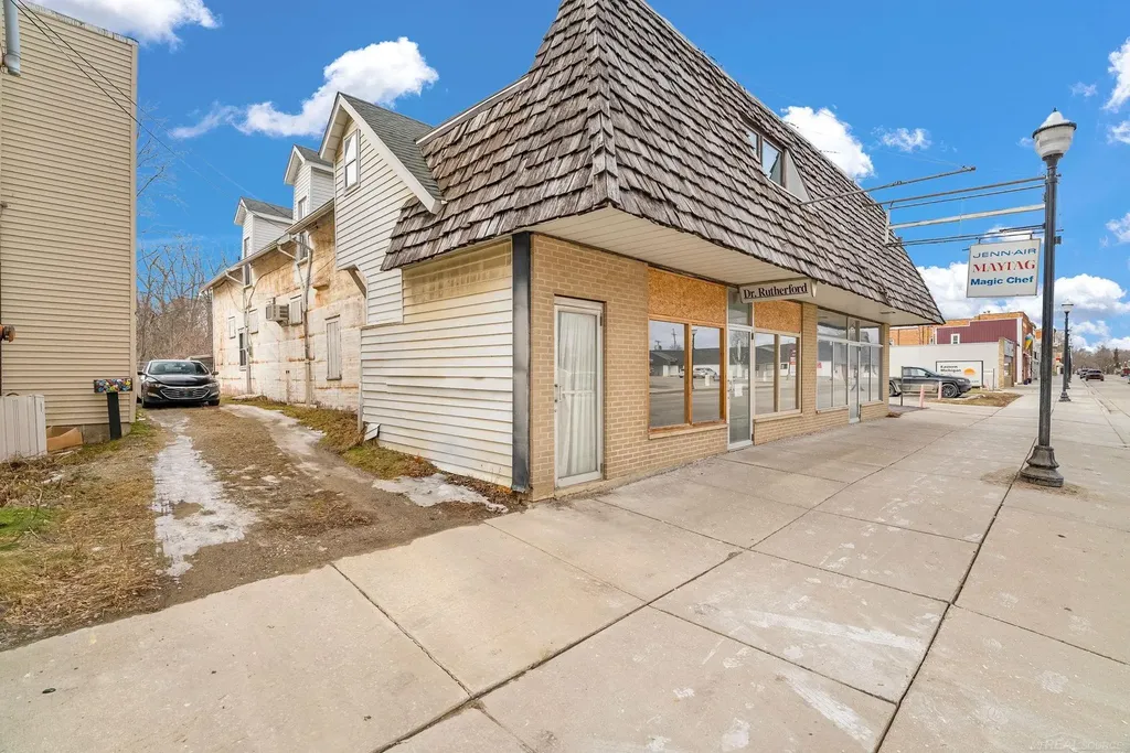 33 N Howard Street Croswell City MI 48422