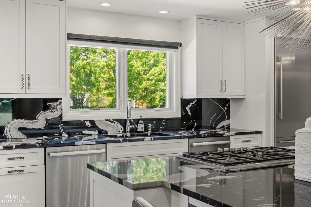 89 Lake Shore Road Grosse Pointe Farms City MI 48236