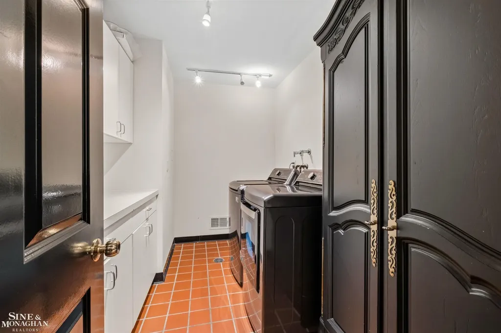 89 Lake Shore Road Grosse Pointe Farms City MI 48236