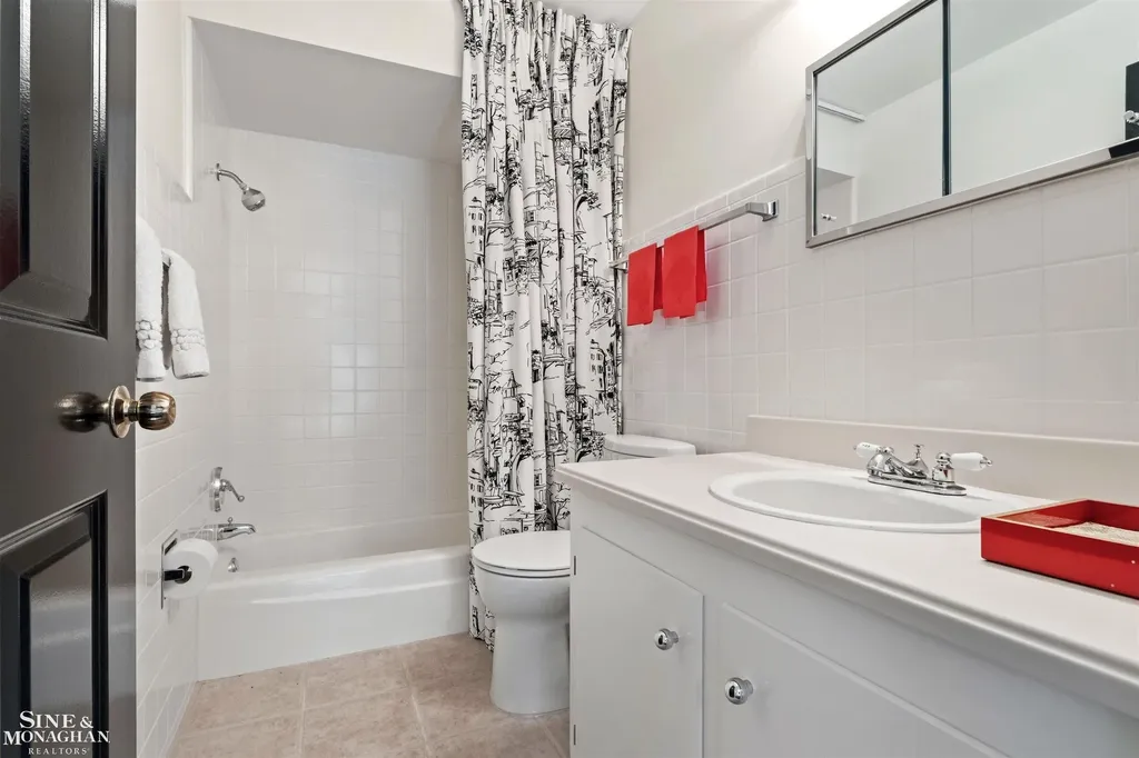 89 Lake Shore Road Grosse Pointe Farms City MI 48236