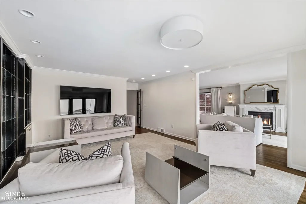 89 Lake Shore Road Grosse Pointe Farms City MI 48236