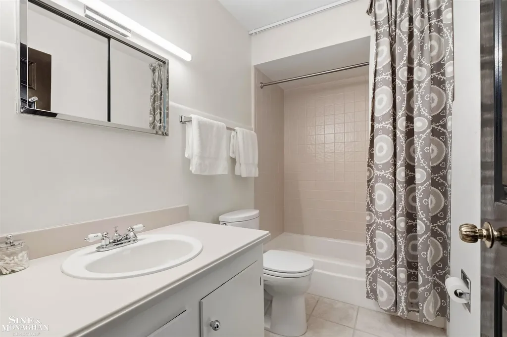 89 Lake Shore Road Grosse Pointe Farms City MI 48236
