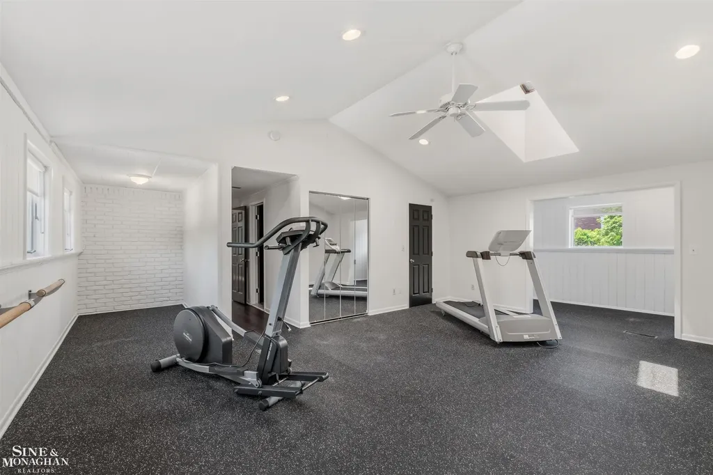 89 Lake Shore Road Grosse Pointe Farms City MI 48236