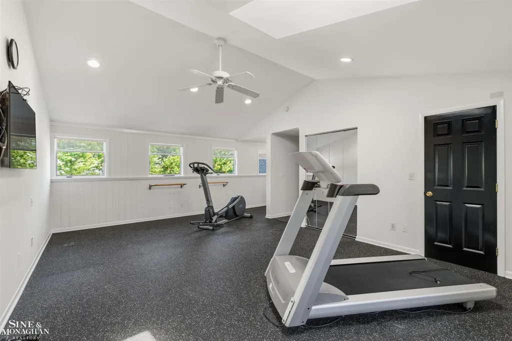 89 Lake Shore Road Grosse Pointe Farms City MI 48236