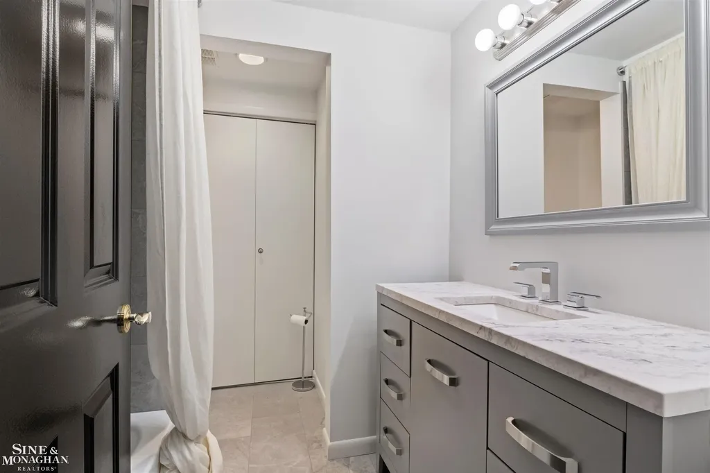 89 Lake Shore Road Grosse Pointe Farms City MI 48236