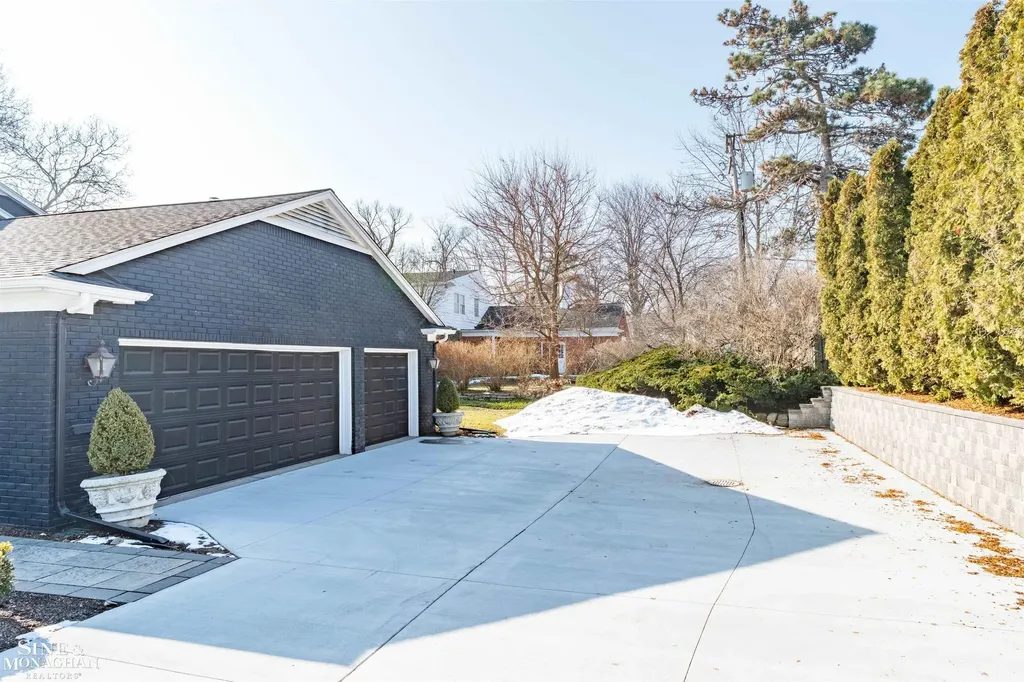 89 Lake Shore Road Grosse Pointe Farms City MI 48236