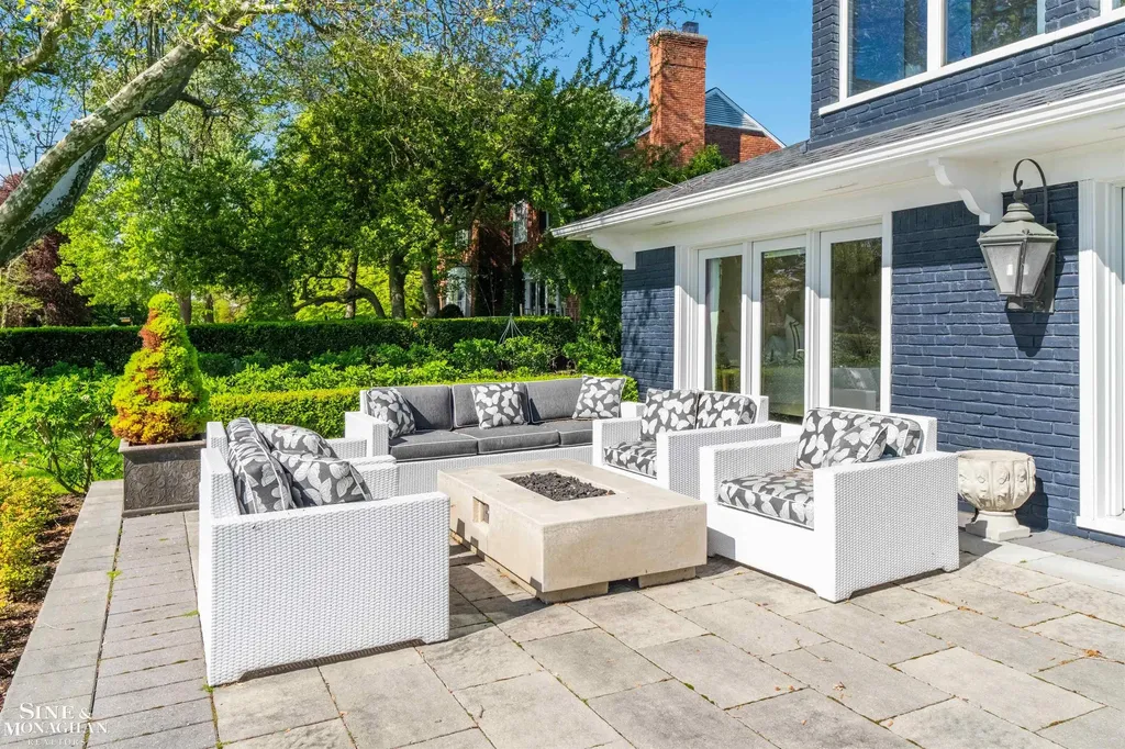 89 Lake Shore Road Grosse Pointe Farms City MI 48236