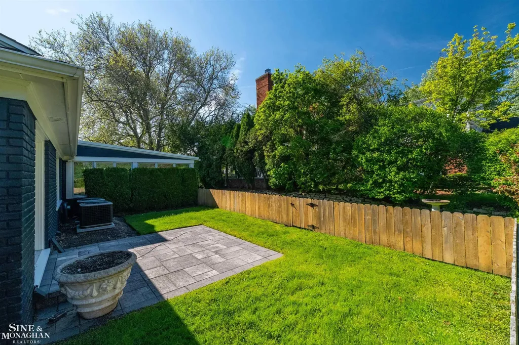 89 Lake Shore Road Grosse Pointe Farms City MI 48236