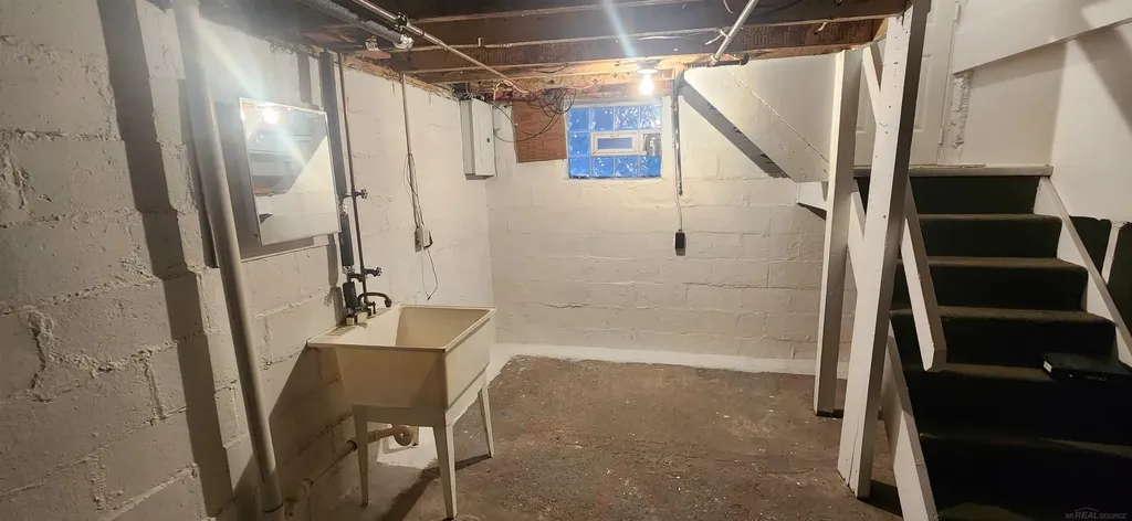 8110 Chalmers Avenue Warren City MI 48089