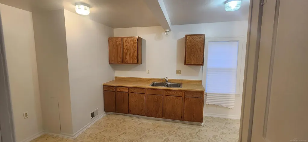 8110 Chalmers Avenue Warren City MI 48089