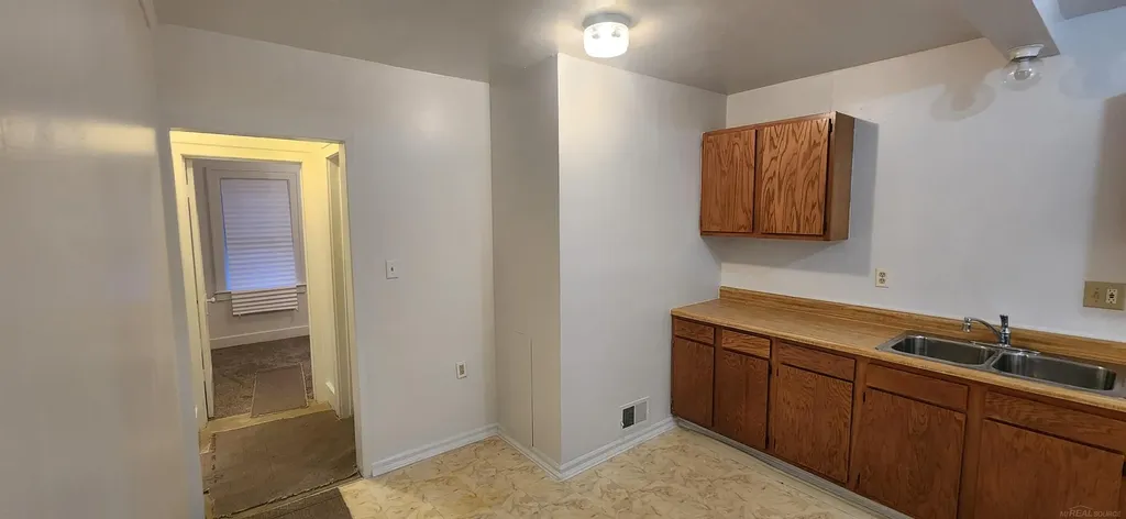 8110 Chalmers Avenue Warren City MI 48089