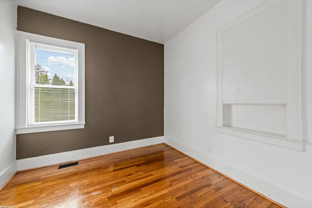 18905 Voiland Street Roseville City MI 48066