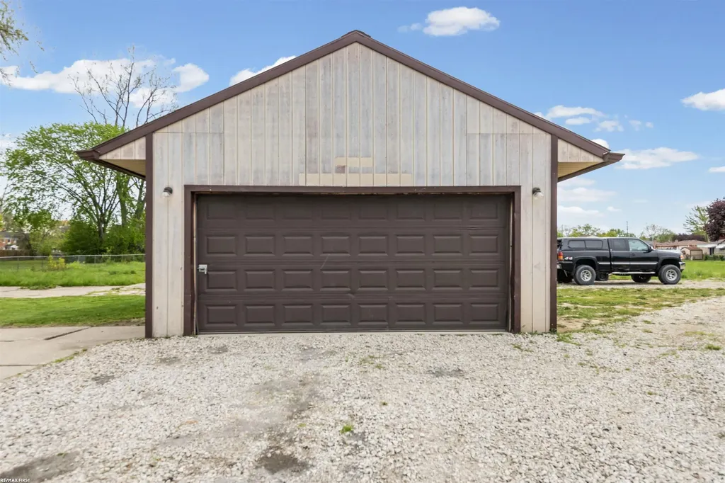 18905 Voiland Street Roseville City MI 48066