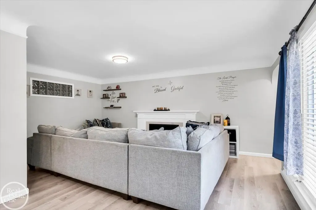 2024 Manchester Boulevard Grosse Pointe Woods City MI 48236
