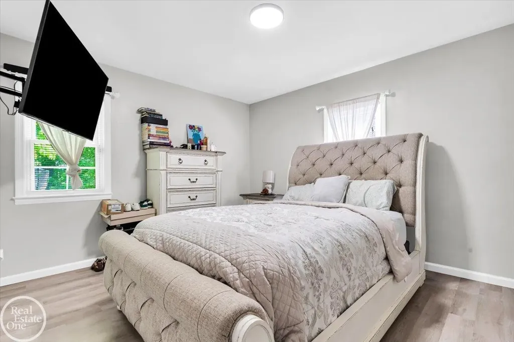 2024 Manchester Boulevard Grosse Pointe Woods City MI 48236