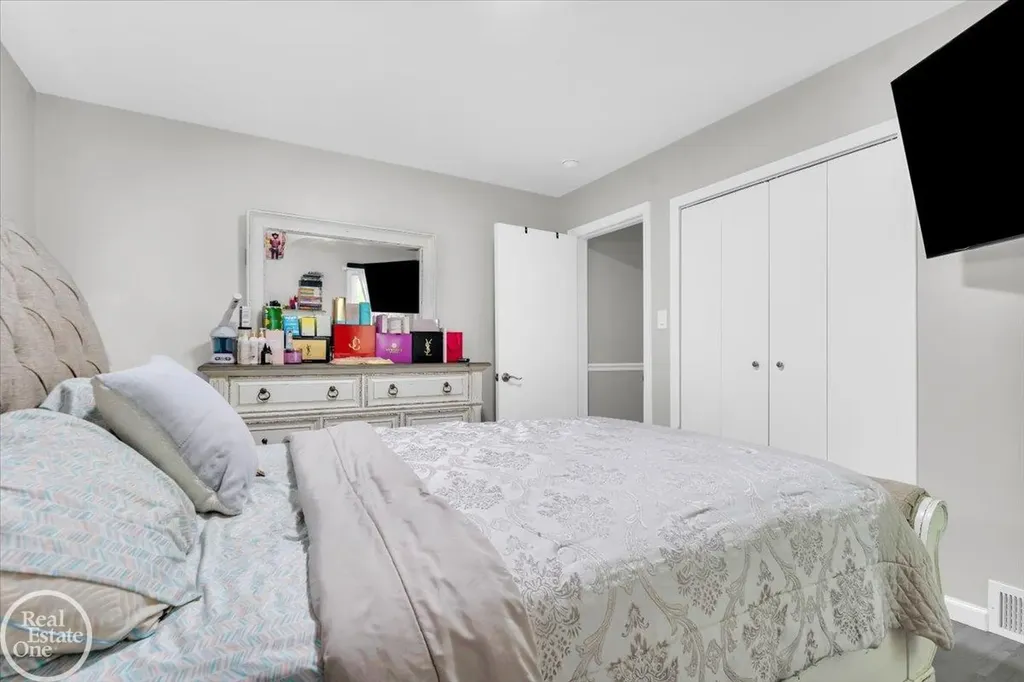 2024 Manchester Boulevard Grosse Pointe Woods City MI 48236