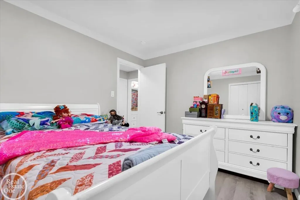 2024 Manchester Boulevard Grosse Pointe Woods City MI 48236