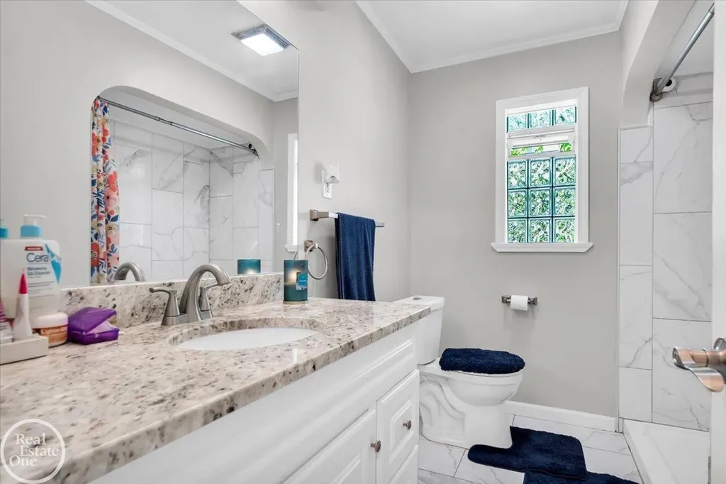 2024 Manchester Boulevard Grosse Pointe Woods City MI 48236