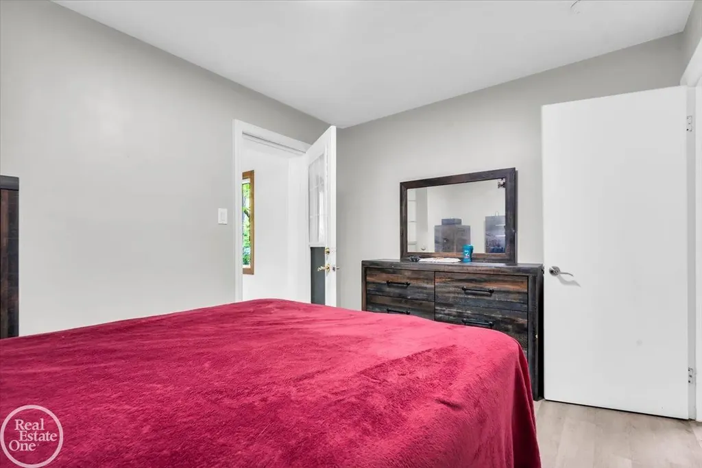 2024 Manchester Boulevard Grosse Pointe Woods City MI 48236