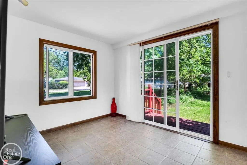 2024 Manchester Boulevard Grosse Pointe Woods City MI 48236
