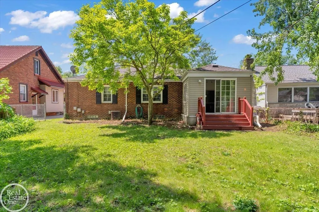 2024 Manchester Boulevard Grosse Pointe Woods City MI 48236