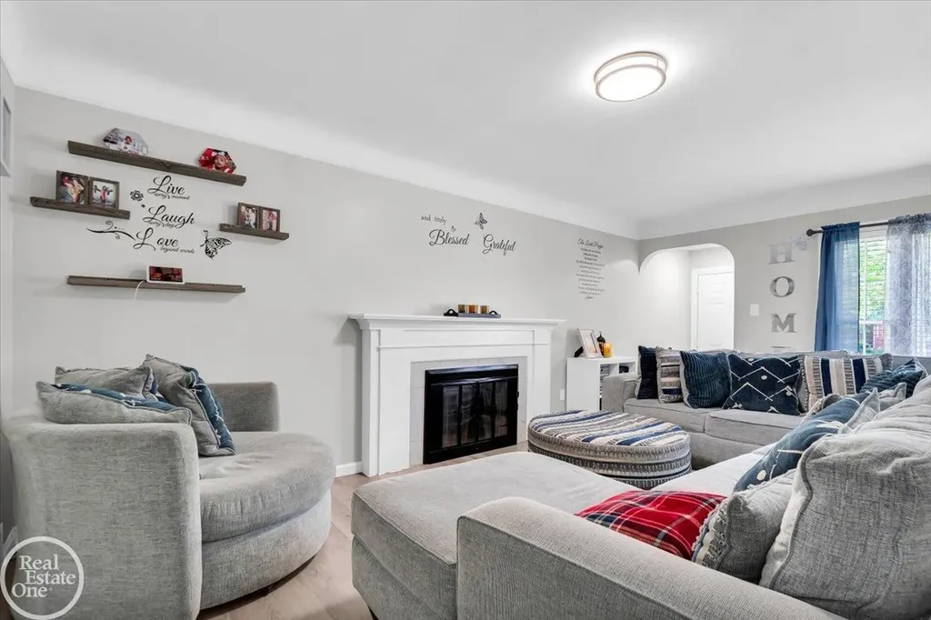 2024 Manchester Boulevard Grosse Pointe Woods City MI 48236