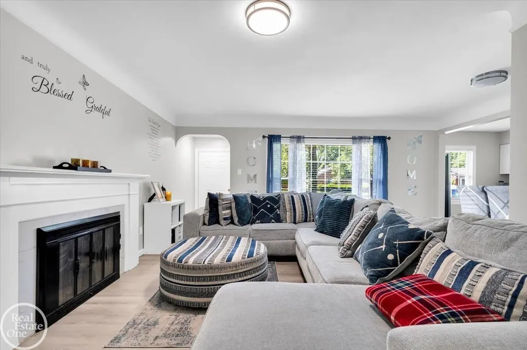 2024 Manchester Boulevard Grosse Pointe Woods City MI 48236