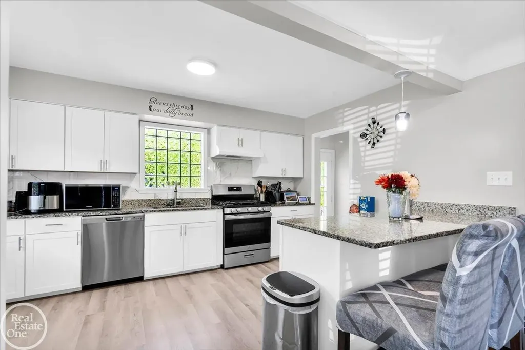 2024 Manchester Boulevard Grosse Pointe Woods City MI 48236